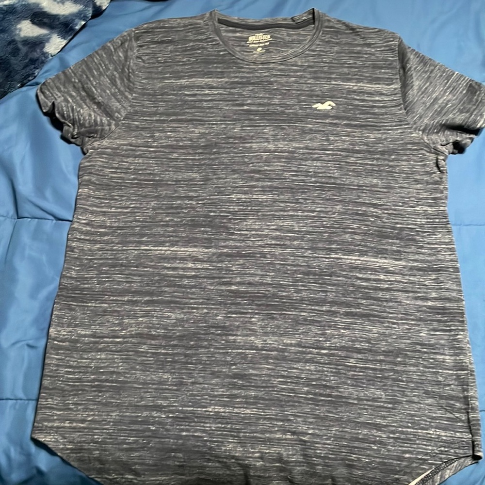 Curved Hem blue tee shirt. Hollister. Large. Reason for sale: doesn’t fit.
